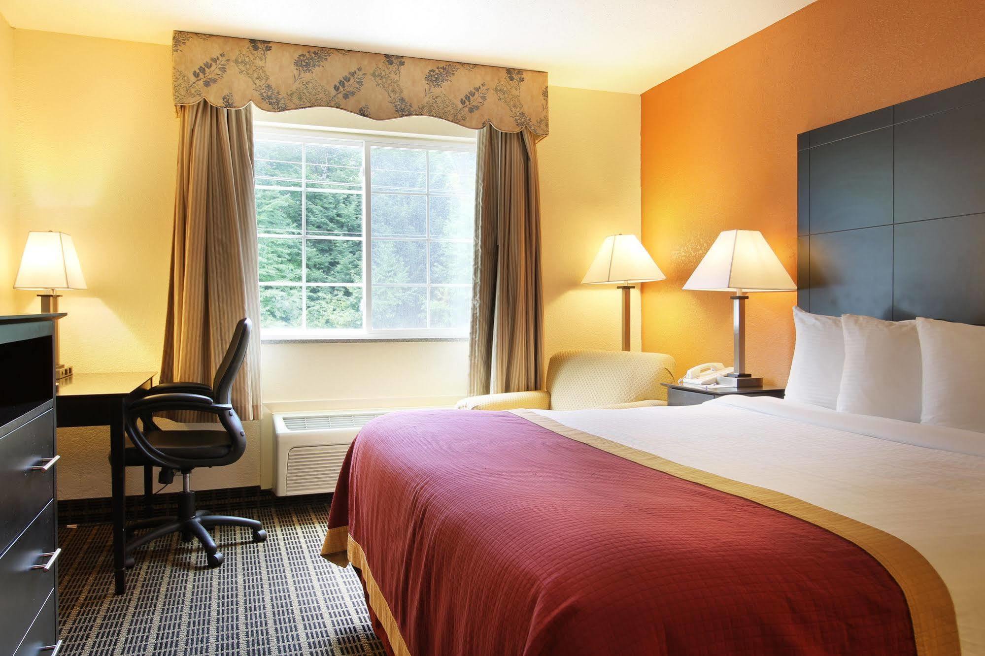 Baymont By Wyndham Muskegon Hotel Buitenkant foto