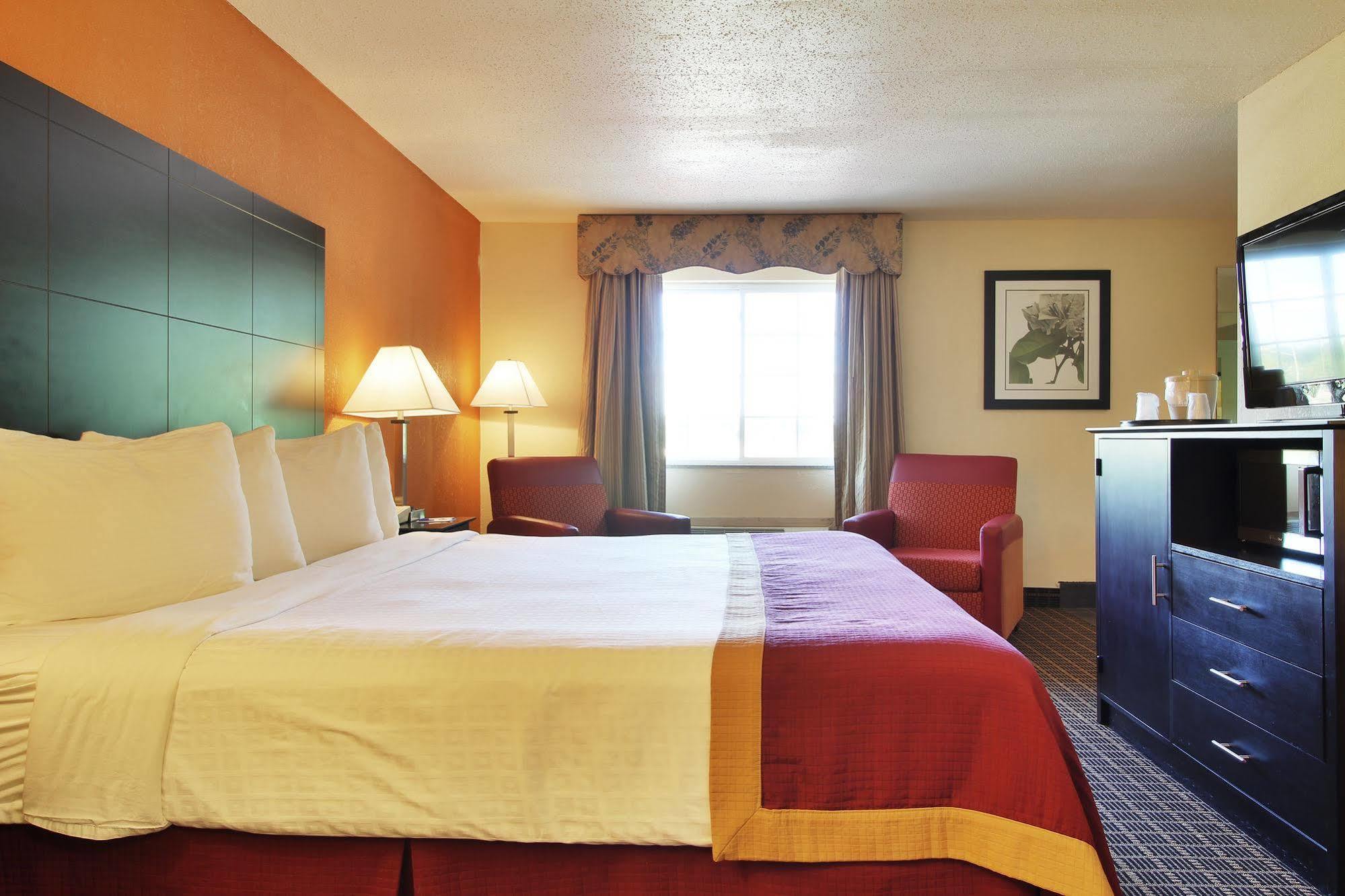 Baymont By Wyndham Muskegon Hotel Buitenkant foto